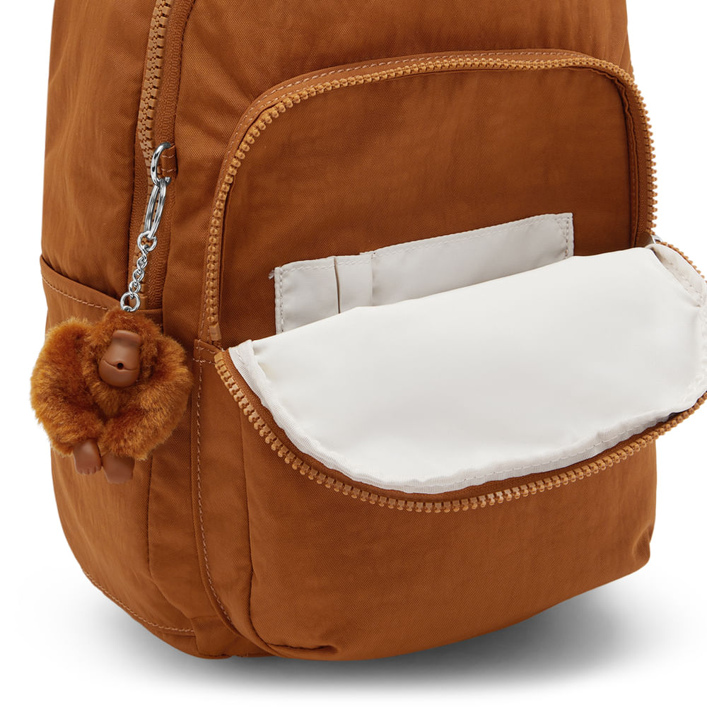 Mochila - Kipling - Seoul S - Stylish Mokka - em uso